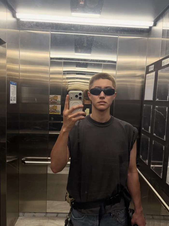 His radiance is amplified when Kwak Dong Yeon combines his short haircut with dark sunglasses. / Photo: instagram.com/kwakdongyeon0