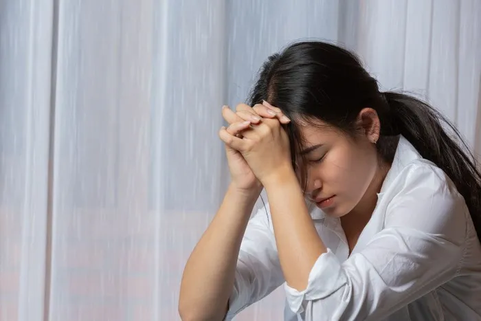 ciri orang tangguh adalah menyemangati diri dan terus berafirmasi positif. Mereka akan mengatakan bahwa mereka cukup baik, selalu berupaya untuk meningkatkan diri, dan melihat segala sesuatunya dari sisi positif.