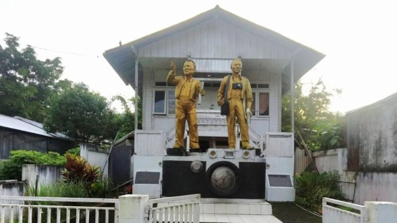Kamera Leica menjadi saksi bisu keberanian kakak-beradik Mendur saat mengabadikan peristiwa 17 Agustus 1945 3 Tugu Pers Mendur Bersaudara di Minahasa, Sulawesi Utara, sebagai penghormatan bagi para fotografer proklamasi.