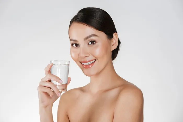 Memulai rutinitas pagi yang baik dapat dilakukan dengan minum air putih untuk membantu menjaga keseimbangan cairan tubuh/Foto: Magnific