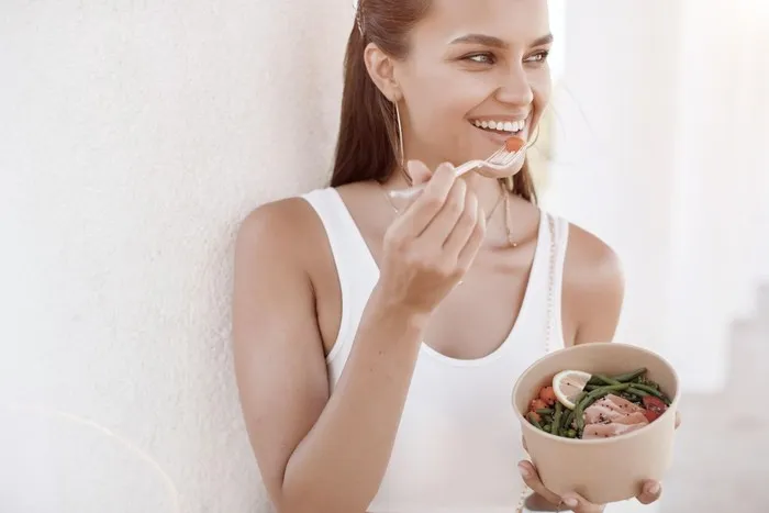 Memulai rutinitas pagi yang sehat dapat dilakukan dengan memilih sarapan bernutrisi untuk mendukung energi tubuh sepanjang hari/Foto: Magnific