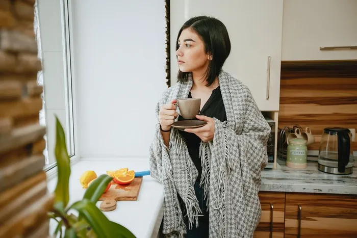 Memulai rutinitas pagi dapat dilakukan dengan kebiasaan sederhana seperti mengonsumsi kopi secukupnya/Foto: Magnific