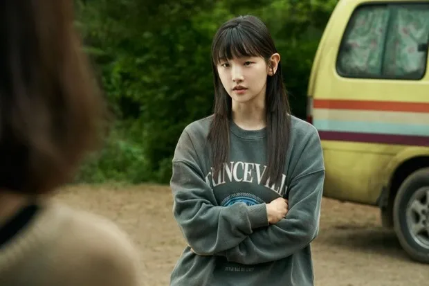 Park So Dam's portrait in 'The Journey to Gyeongju'/ Photo: soompi.com Park So Dam menunjukkan sisi karismatik terbaru melalui perannya sebagai Young Joo yang dikenal jenius dan berani dalam film 'The Journey to Gyeongju'.