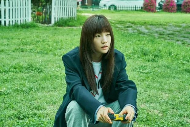 Park So Dam's portrait in 'The Journey to Gyeongju'/ Photo: soompi.com Latest portrait of Park So Dam in a scene from 'The Journey to Gyeongju'.