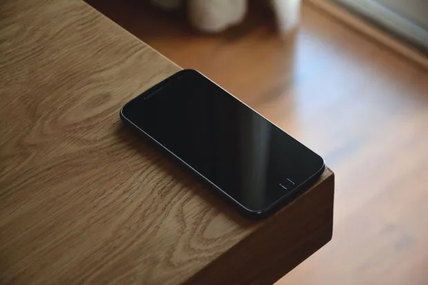 Keeping phone away from bedside, a digital sunset technique/Photo: Pexels.com/John (Giannis) Tekeridis One method of practicing digital sunset is to keep the phone out of reach to lessen the urge to scroll before sleep.