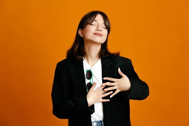 Menjadi lebih menarik dimulai dengan menghargai nilai diri sendiri, bukan hanya penampilan fisik/Foto: Magnific Menjadi lebih menarik dapat dimulai dengan menghargai nilai diri sendiri, bukan hanya fokus pada penampilan fisik. Kepribadian, kepedulian, bakat, dan etos kerja juga ikut membentuk kualitas seseorang. Memiliki cinta pada diri sendiri dapat meningkatkan kepercayaan diri dan ketahanan dalam menghadapi stres.