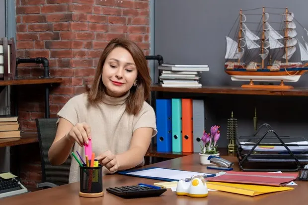 Wanita percaya diri menunjukkan sikapnya dengan mengenali kelebihan dan kekurangannya/Foto: Magnific Wanita percaya diri menunjukkan sikapnya dengan mengenali kelebihan dan kekurangannya, menggunakan kekurangan sebagai motivasi untuk belajar dan berkembang, serta menghargai pengalaman dan kemampuan yang membantu menghadapi berbagai tantangan.
