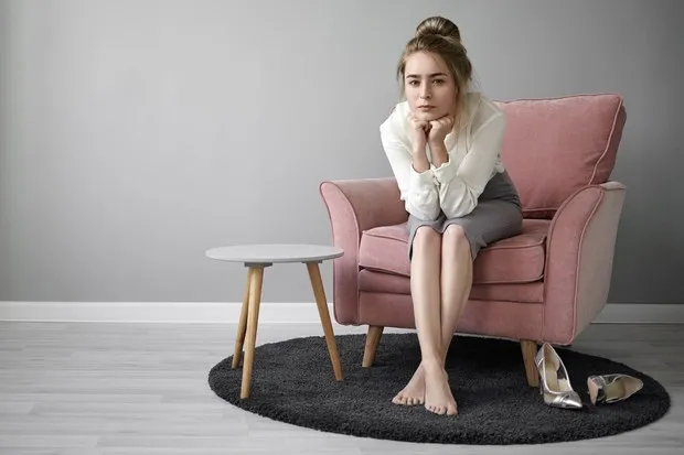 Tanda belum dewasa secara emosional sering terlihat dari kesulitan seseorang mengendalikan emosi saat menghadapi masalah/Foto: Magnific/karlyukav Tanda belum dewasa secara emosional sering terlihat dari kesulitan seseorang mengendalikan emosi saat menghadapi masalah. Kondisi ini membuat seseorang lebih mudah bereaksi secara impulsif, ceroboh, atau mengalami perubahan suasana hati secara tiba-tiba. Akibatnya, mereka kerap kesulitan merespons situasi dengan tenang dan rasional.