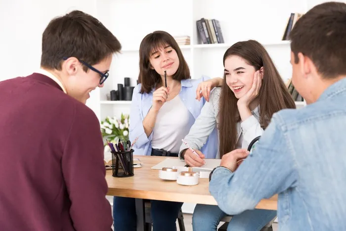 Jika gambar perempuan di tengah yang lebih dulu menarik perhatian, artinya kamu sosok yang introspektif dan sensitif. Kamu merasa terus menjadi perhatian orang lain, padahal sebenarnya tidak selalu begitu.