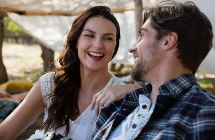 Assertive communication helps couples express their desires and needs honestly without hurting each other. Experts say that the habit of expressing needs early on can prevent the emergence of annoyance and resentment in a relationship./ Foto: magnific.com/wavebreakmedia_micro