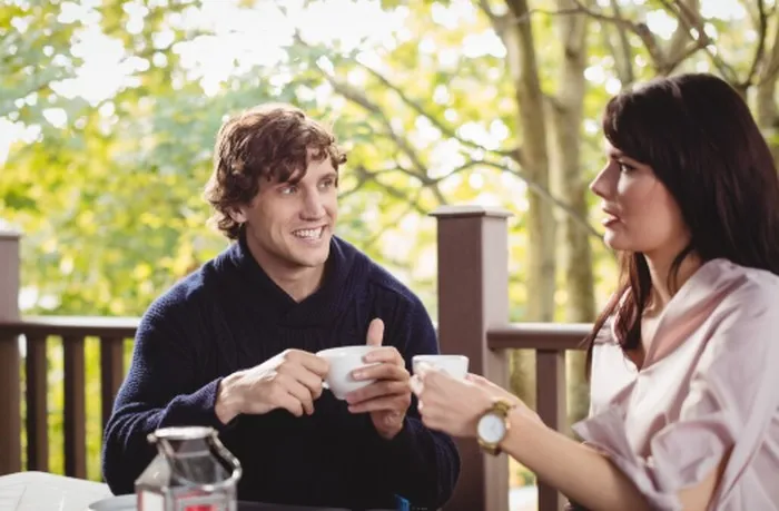 Emotional vulnerability is one of the key elements in building a deeper connection with a partner. According to psychologists, sharing difficult feelings can help couples understand each other better and maintain intimacy./ Foto: magnific.com/wavebreakmedia_micro