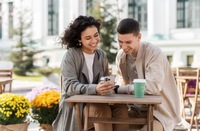 Couples with strong mental and emotional compatibility understand the importance of setting boundaries in a relationship. According to experts, boundaries are not about controlling a partner, but about determining what actions you will take when your needs are not respected./ Foto: magnific.com/frimufilms