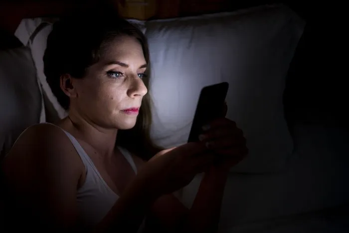 cara mengenali orang ber-IQ tinggi dilihat dari caranya berkirim pesan ke orang adalah menghindari kebiasaan curhat atau oversharing di malam hari