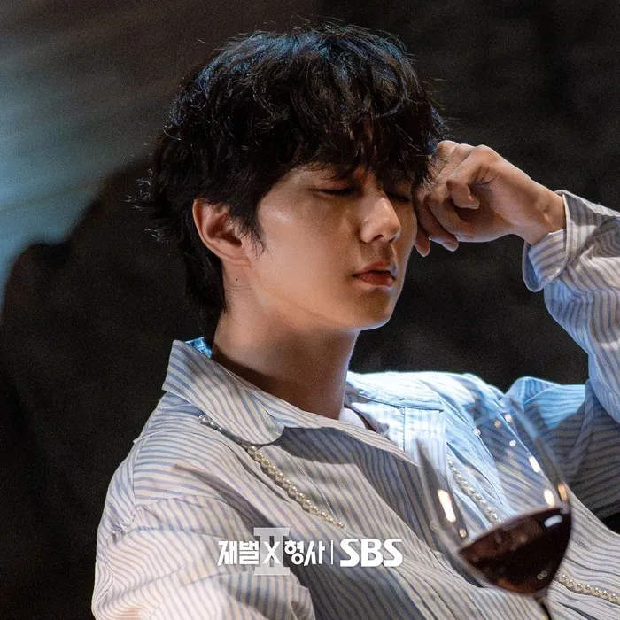 Sung Won juga adalah seorang chaebol generasi ketiga yang berteman dekat dengan Jin Yi Soo (Ahn Bo Hyun) dan bahkan menganggapnya sebagai bagian keluarga./ Foto: instagram.com/sbsdrama.official