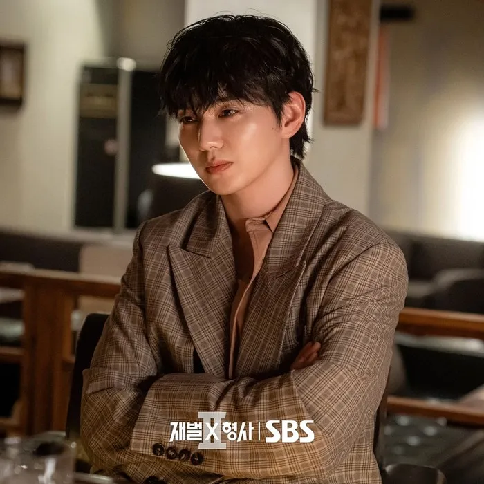 Setelah tinggal di Inggris dan kini kembali ke Korea Selatan, ia kembali dicurigai oleh Joo Hye Ra (Jung Eun Chae) sebagai dalang di balik kasus orang hilang dan pembunuh berantai yang telah lama ia selidiki./ Foto: instagram.com/sbsdrama.official