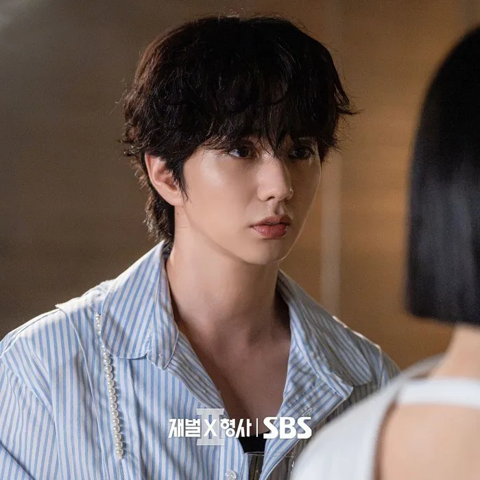 Kamu bisa menonton penampilan perdana Yoo Seung Ho sebagai ‘villain’ di drama Flex X Cop 2 melalui Disney+, Thecuy!/ Foto: instagram.com/sbsdrama.official