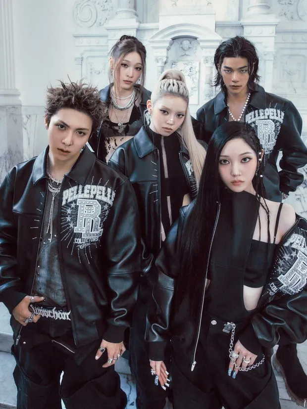 Potret ALLDAY PROJECT dalam foto konsep mini album 'CRUSH'/ Foto: instagram.com/allday_project THE BLACK LABEL mengunggah foto teaser perdana ALLDAY PROJECT yang menampilkan seluruh anggota mereka berpose anggun dalam balutan serba hitam pada tanggal (12/9).