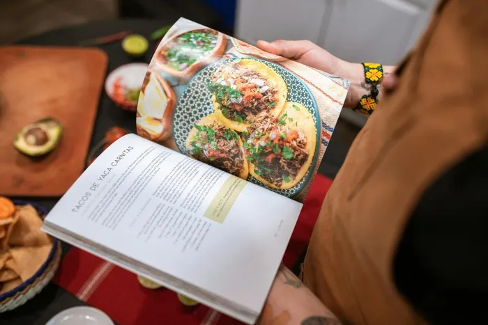 Jangan letakkan buku resep makanan di atas kulkas. Sebab, hal ini dapat menimbulkan risiko kebakaran.