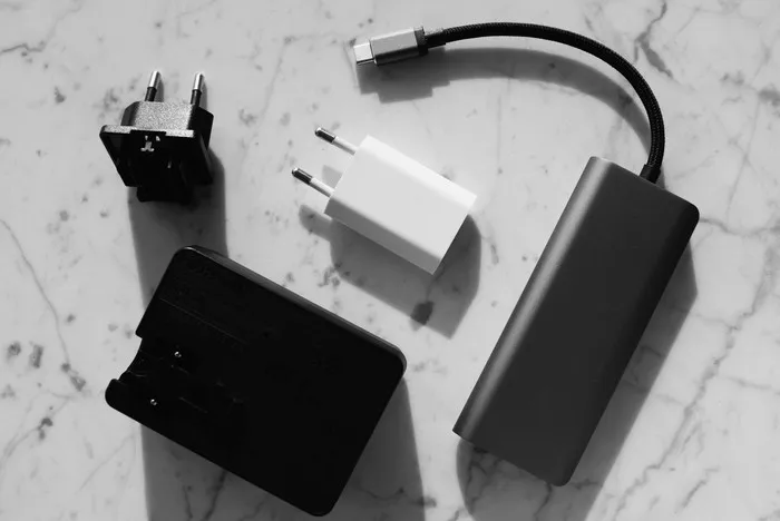 Peralatan elektronik seperti radio atau peralatan listrik tidak boleh disimpan di atas kulkas. Sebab, panas yang dipancarkan dari kumparan kulkas dapat mempengaruhi kinerja dan masa pakainya.