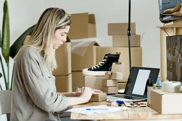 Paket pesanan dan stok terbatas yang disiapkan untuk bisnis reseller rumahan