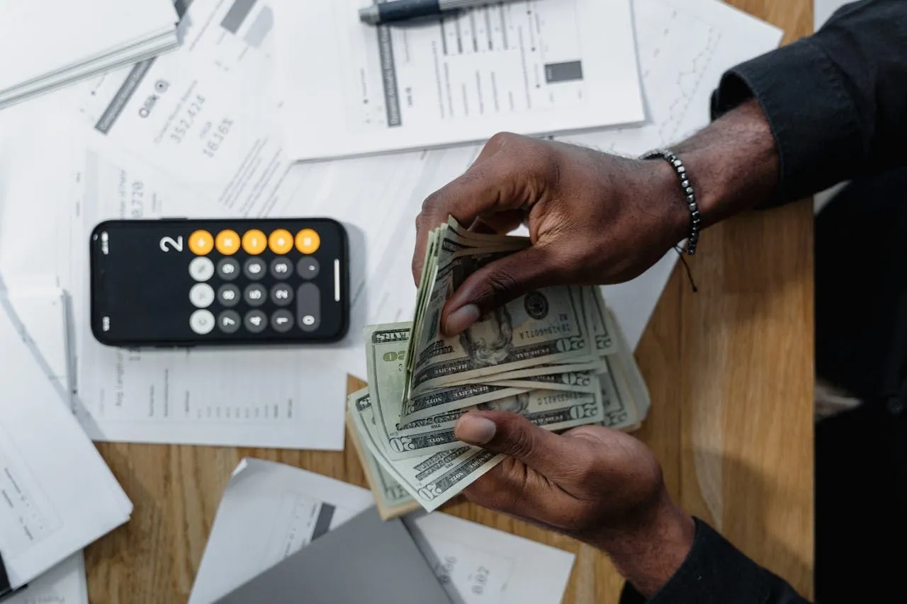 Menabung saja tidak cukup jika kamu ingin nilai uang terus berkembang. Investasi membantu melindungi tabunganmu dari inflasi dan memberi potensi keuntungan lebih besar.