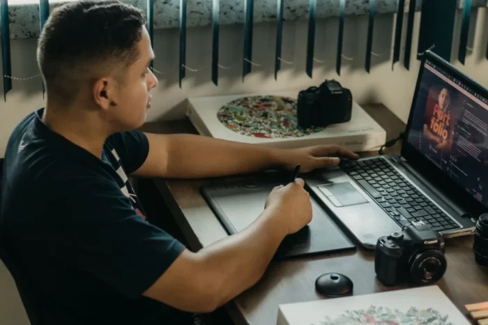 Laptop menampilkan portofolio sederhana di meja kerja