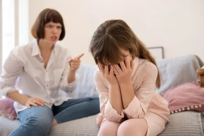 ciri kepribadian anak yang tumbuh besar dengan penuh kritik orang tua adalah suka bicara negatif pada diri sendiri