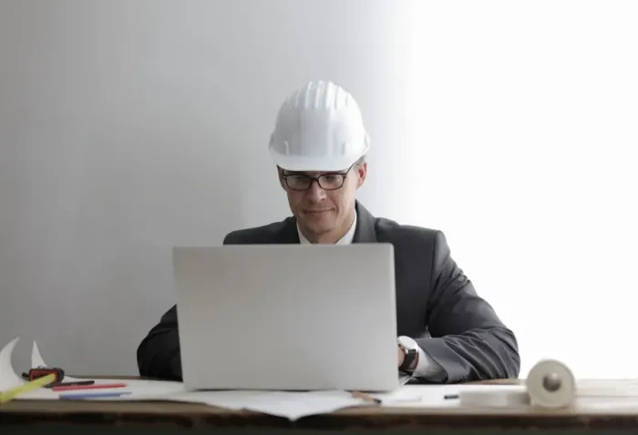 Workspace profesional dengan catatan teknis dan rencana proyek lintas bidang