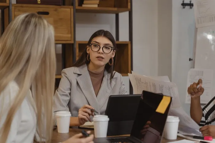 People who excel at solving problems tend to stay calm, able to face situations peacefully while uncovering the root causes of conflict and choosing their words carefully.