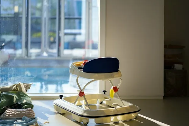 Hal yang dilarang di negara tertentu ternyata mencakup penggunaan baby walker/Foto: Unsplash/lee seunghyub Hal yang dilarang di negara tertentu ternyata mencakup penggunaan baby walker. Alat bantu berjalan untuk bayi ini dinilai berisiko karena dapat meningkatkan kemungkinan terjatuh, tenggelam, hingga mengalami luka bakar. Kanada bahkan melarang penjualan, impor, dan iklannya sejak 2004.
