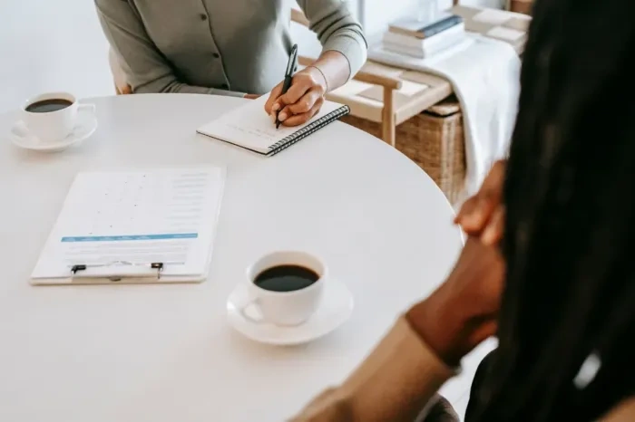 Notebook kosong dan kopi di meja kerja untuk refleksi tentang passion karier