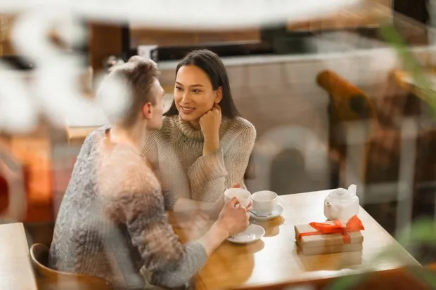 Understanding clear‑coding / Photo: Magnific.com/pressfoto Clear-coding is a 2026 dating trend emphasizing clear, honest, and easily understood communication about oneself, attraction, and relationship intentions.