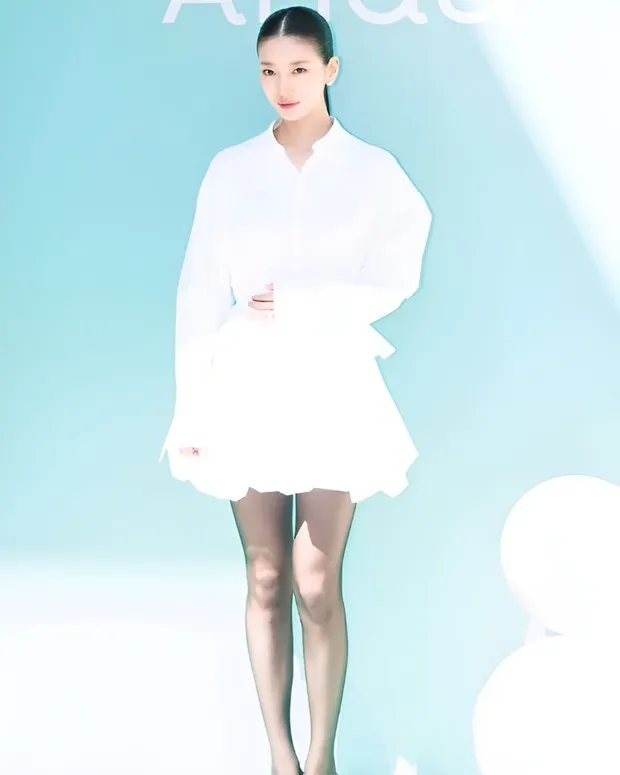Portrait of Suzy wearing a white Celine dress/ Photo: koreaboo.com Suzy greets the media with a neat, classy appearance at the ANUA brand Pop‑Up Store opening in Seoul on September 18.