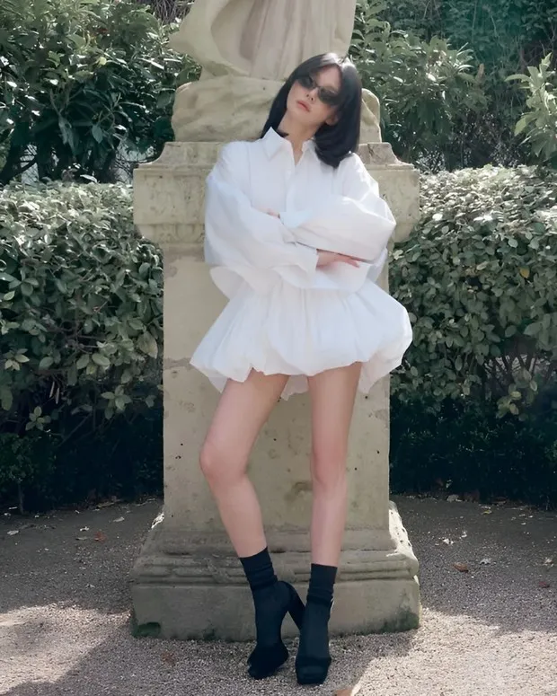 Portrait of Song Hye Kyo wearing a white Celine dress/ Photo: koreaboo.com Song Hye Kyo radiates an old‑money, free‑spirited aura in her latest appearance wearing a white Celine dress.