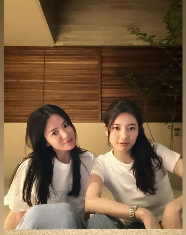 Portrait of Song Hye Kyo and Suzy/ Photo: koreaboo.com Behind the scenes of Song Hye Kyo and Suzy coincidentally wearing the same dress recently, confirming their close friendship.