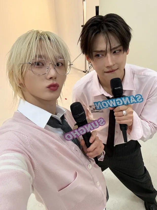 Potret Sungho BOYNEXTDOOR dan Sangwon ALD1/Foto: x.com/mbc_entertain Sungho BOYNEXTDOOR dan Sangwon ALD1 resmi menjadi MC terbaru Music Core pada (5/9).