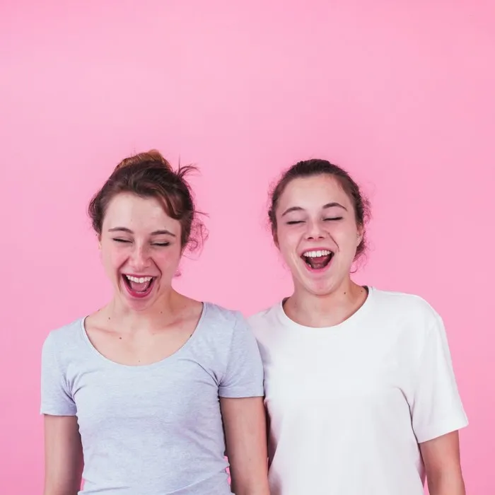 orang dengan selera humor tinggi tidak menganggap rasa trauma itu sebagai hal yang selamanya negatif. Mereka justu belajar menemukan hal-hal positif dari momen buruk tersebut, sehingga tidak merasa bersalah dengan masa depannya.