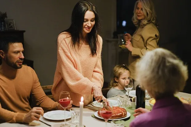 Family mediator always tries to please others/Foto: Pexels.com/Anna Shvets The next sign of a family mediator is the tendency to make everyone feel comfortable and happy.