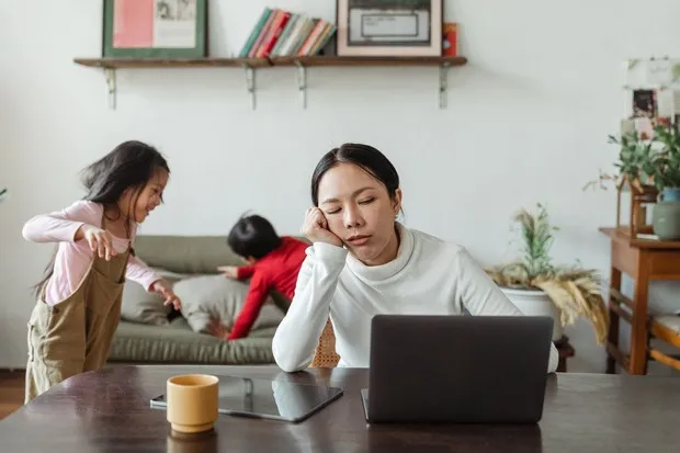 Family mediator easily absorbs others' emotions/Foto: Pexels.com/Ketut Subiyanto Easily empathizing with others' emotions is a sign of a family mediator, which can make the role feel exhausting.