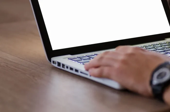 Seseorang mengerjakan tes kepribadian online menggunakan laptop