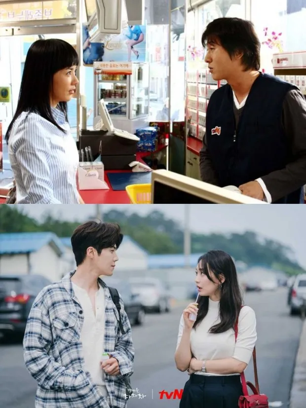 Scene comparison of the film 'Mr. Hong' and drama 'Hometown Cha Cha Cha'/ Photo: hancinema.net Scene of the initial meeting between the two main protagonists in the film 'Mr. Hong' and the drama 'Hometown Cha Cha Cha'.