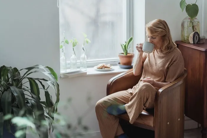 People with high IQ distance themselves from their phones in the morning. They will take time for mindful routines instead of checking what is happening in the world.