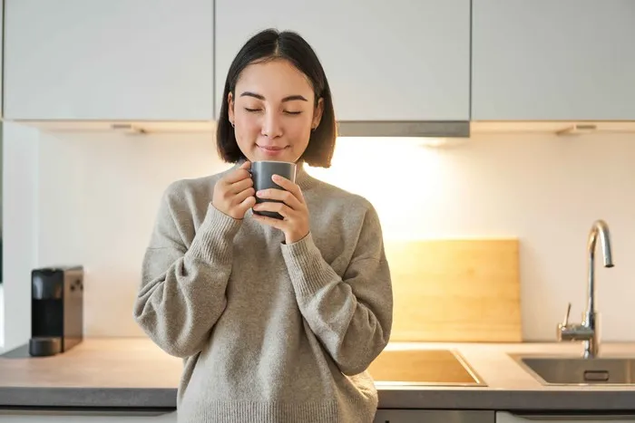 The next habit of people with high IQ is that they enjoy the silence in the morning. They consider this quiet moment as a luxury because they have space to process their thoughts and emotions before starting the day.