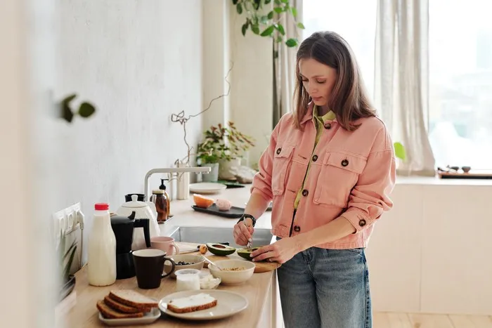 They prioritize habits that can support success. To be able to have a calm breakfast in the morning, they will go to bed earlier at night. Sleep quality remains, breakfast stays safe!