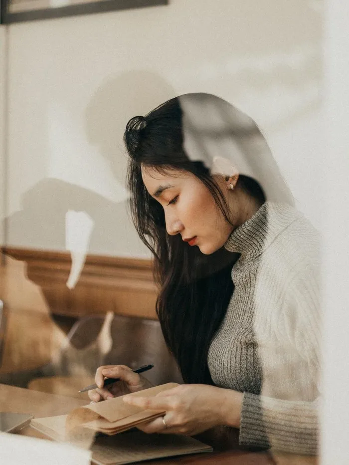 10 gratitude journal prompts to help you practice daily thankfulness
