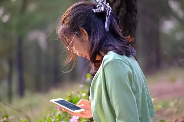 Semakin dewasa, seseorang bisa semakin sadar bahwa ponsel tidak harus selalu menjadi pusat perhatian sepanjang hari. Keengganan mengangkat telepon dengan kemampuan menetapkan batasan.
