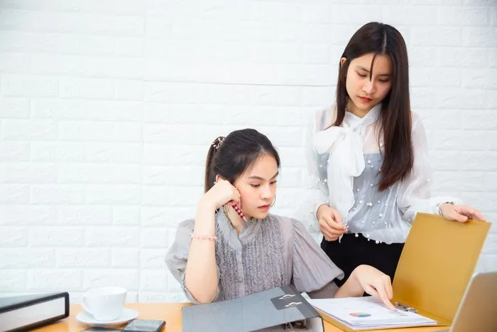 How to recognize incompetent people by avoiding responsibility. When faced with a new challenge, they will immediately say, “You're better at this.”