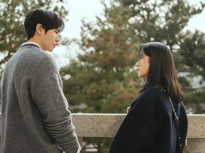 Choo Young Woo and Kim So Hyun in the first teaser photo for the drama Between Steps / Photo: soompi.com