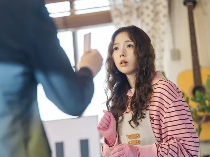Chae Soo Bin plays Na Bo Bae in the drama Take Charge of My Heart. Behind her cute character, she actually has a superpower: she can generate electricity. So anyone she touches will get an electric shock.