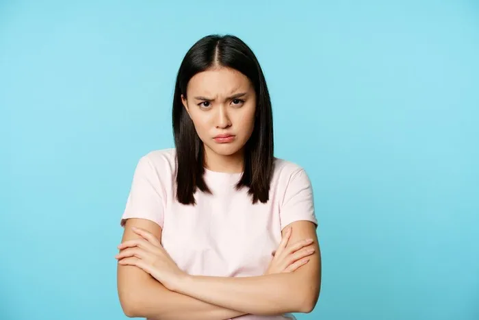 Cara mengenali orang yang dibesarkan tanpa sopan santun dari ucapannya adalah dengan mengatakan “Mengapa aku harus meminta maaf?”